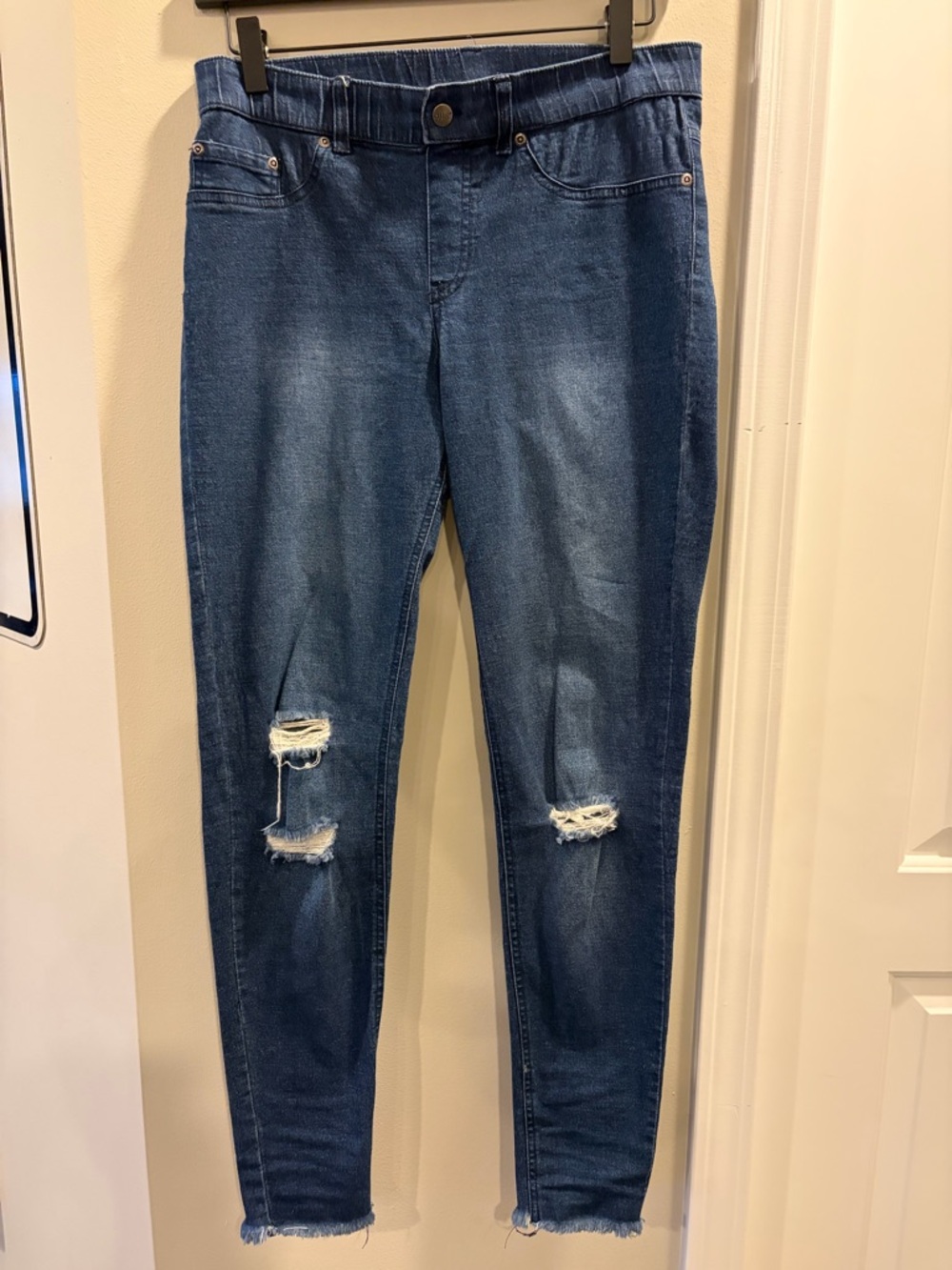 HUE Women’s Medium Blue Skinny Distressed Pull-on Jeans